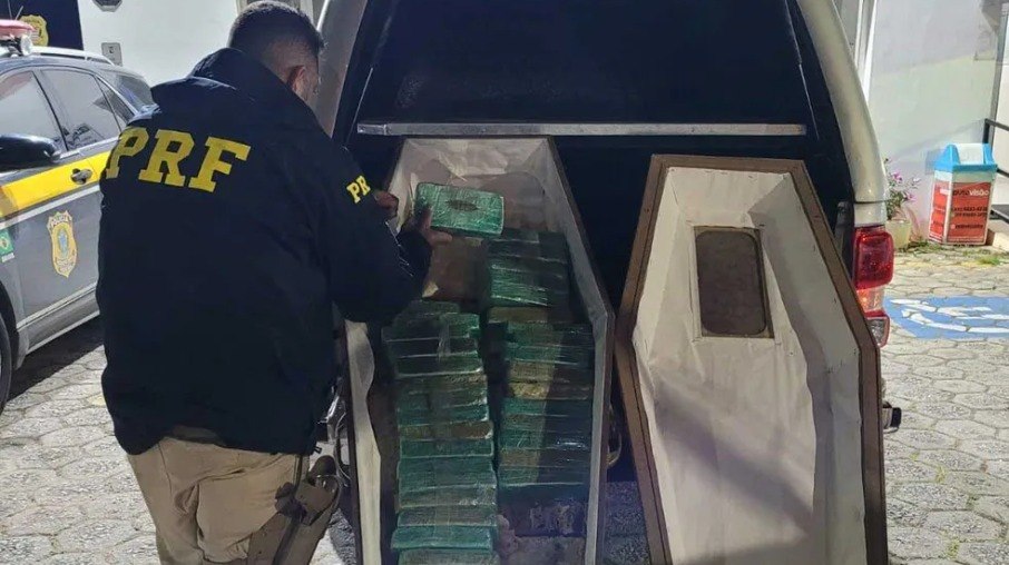 PRF encontra crack dentro de caixão em carro funerário na rodovia Fernão Dias, em São Paulo
