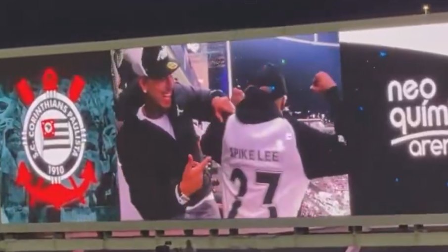 Spike Lee com a camisa do Corinthians em jogo do Timão