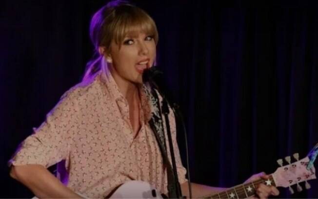 Taylor Swift aparece de surpresa em bar LGBT+
