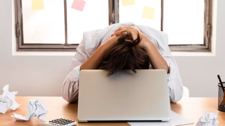 Burnout feminino impulsiona busca por felicidade no trabalho