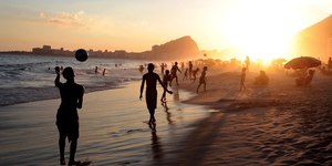 Em dia cheio, praias do RJ têm apreensão de 150 adolescentes