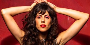 Cantora baleada durante show precisa de doação de sangue