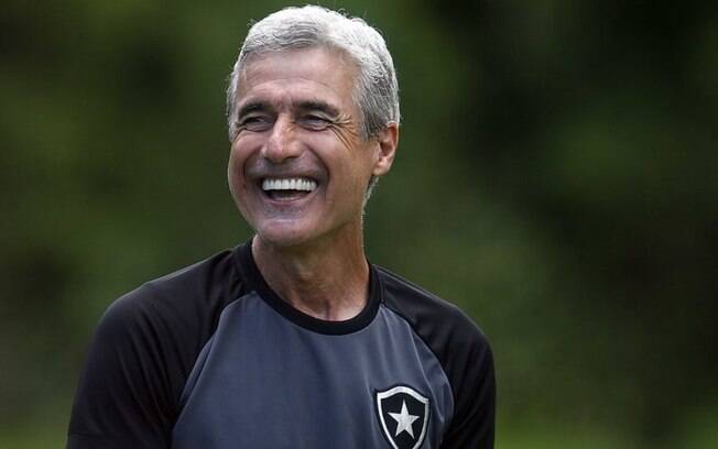 Efeito Luís Castro? Com treinador à beira do campo, Botafogo busca primeira vitória no Brasileirão