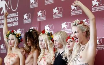 Tema de filme, ativistas do grupo Femen tiram a roupa em Veneza