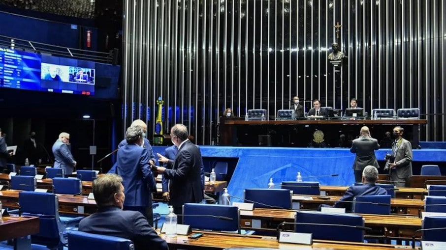 Espera. Senadores conversam no plenário diante de Rodrigo Pacheco: oposição quer CPI instalada antes do recesso