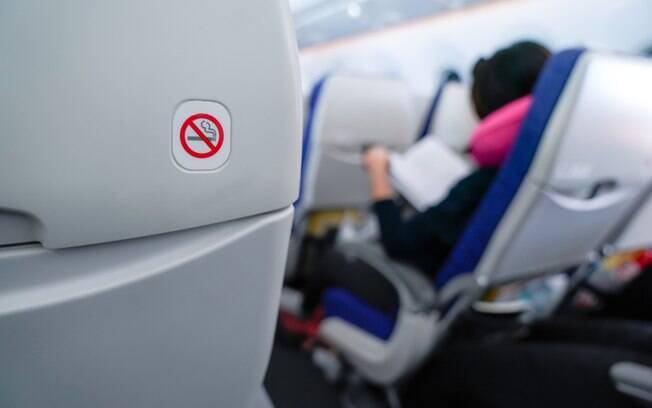 O homem, de forma calma, acendeu um cigarro durante o voo, mas foi preso pela polícia ao sair do avião, nos Estados Unidos