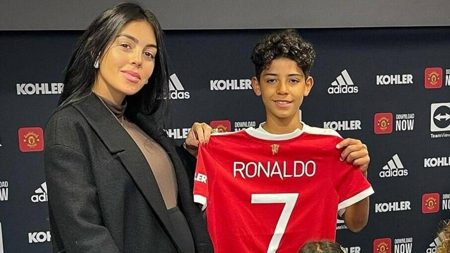 Filho de Cristiano Ronaldo brinca com sucesso do 'Luva de Pedreiro'