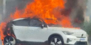 Carro elétrico é destruído por incêndio em bairro de Curitiba