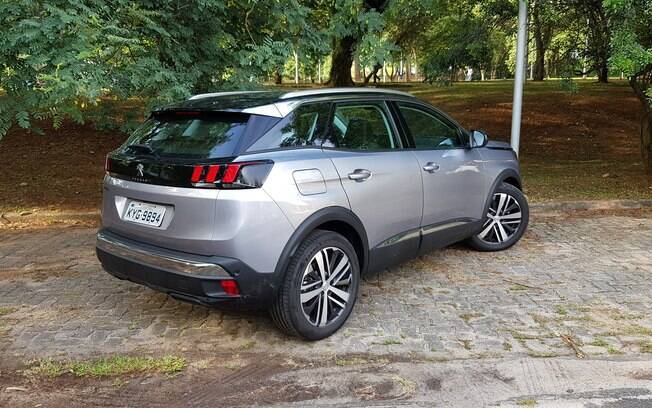 Peugeot 3008 Griffe Pack: porta-malas de 520 é bem espaçoso, mas a tampa poderia ter fechamento automático