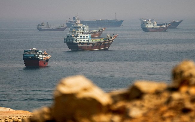 Embarcações em área próxima ao Estreito de Ormuz Embarcações em área próxima ao Estreito de Ormuz
