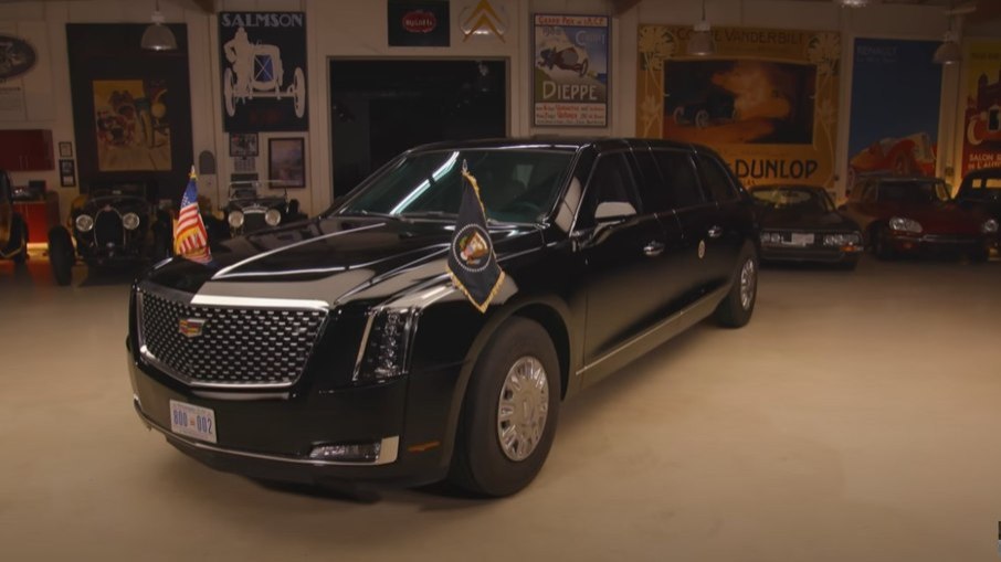 Limusine é produzida pela GM e ostenta o logotipo e identidade visual da Cadillac