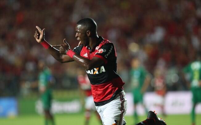 Vinícius Júnior comemora o segundo gol do Flamengo