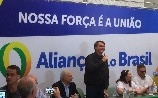 Presidente Jair Bolsonaro discursa em coleta de assinaturas para o Aliança pelo Brasil