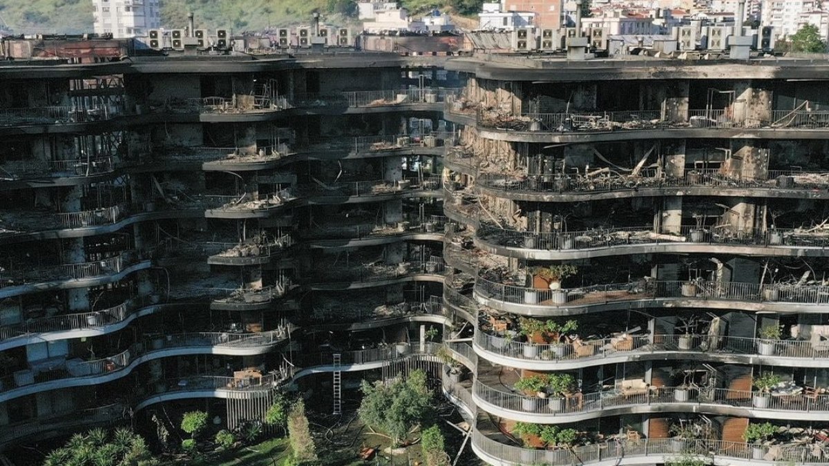 Edifício residencial destruído pelas chamar na província turca de Izmir