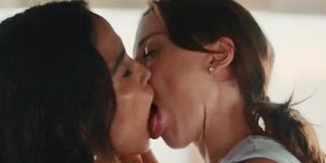 Alice Wegmann e Nanda Costta dão beijo quente em nova série