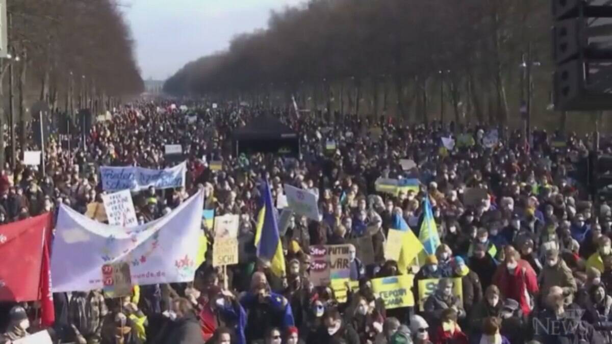 Protesto em Berlim contra a invasão da Ucrânia