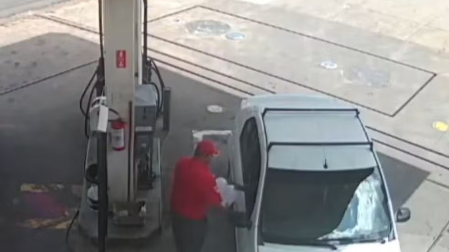 O homem foi gravado no posto de gasolina comprando os galões de combutível para jogar no carro, nele e na criança