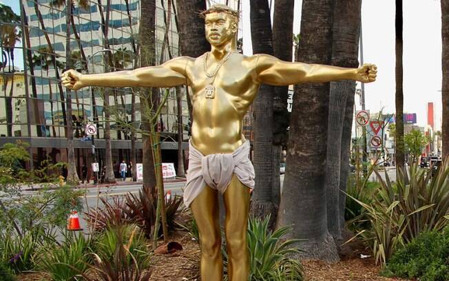 Kanye West é representado como Jesus em uma estátua nas ruas de Los Angeles, nos Estados Unidos