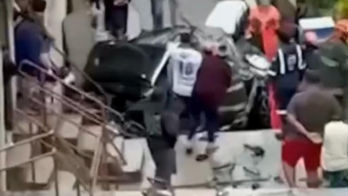 Motorista passa mal e carro 'voa'em escadaria Motorista passa mal e carro 'voa'em escadaria