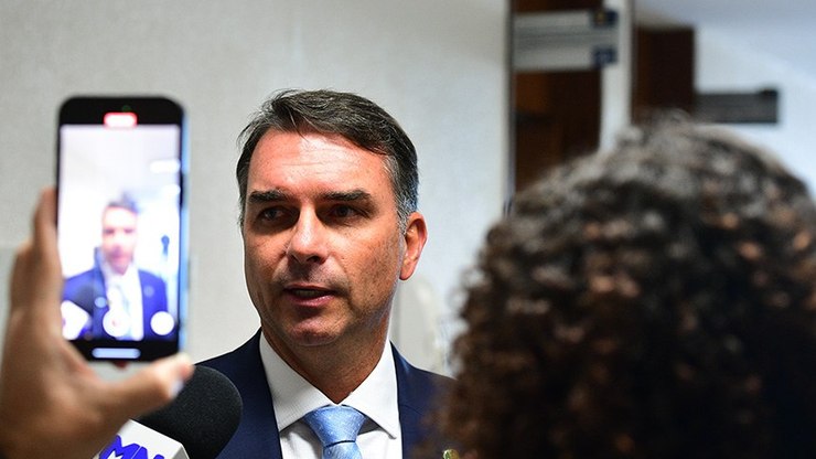 Flávio
Bolsonaro critica PEC que reduz escala de trabalho