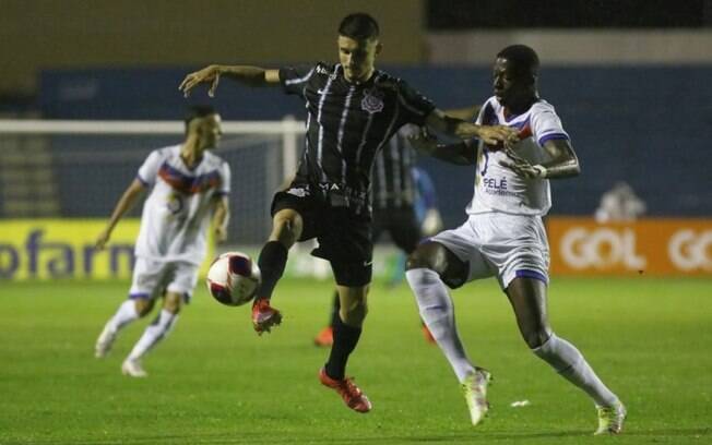 Em jogo movimentado, Corinthians marca nos acréscimos e vence na estreia pela Copinha