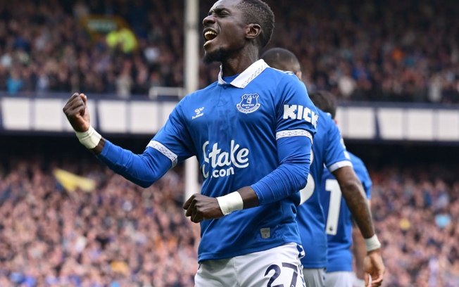 Gueye celebra o gol que marcou, o primeiro do Everton sobre o Nottingham 