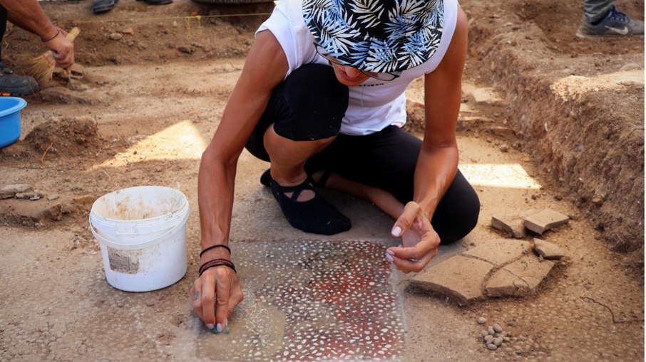 Limpeza de mosaico durante escavações