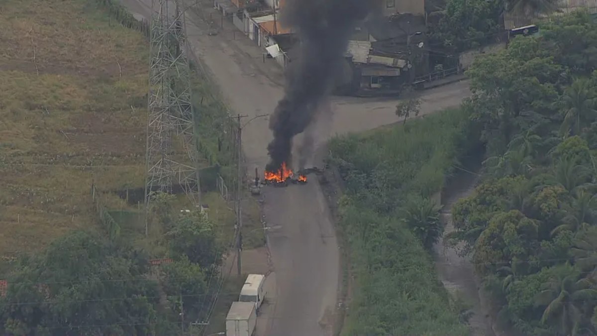 Barricada na Vila Aliança, em Bangu, na manhã desta quinta-feira (2)