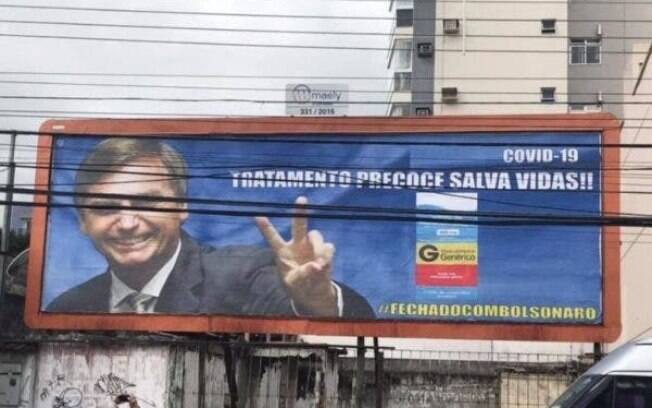 Bolsonaro em outdoor que defende cloroquina