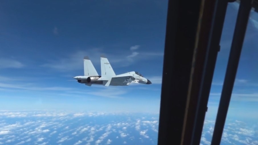 Caça chinês voa a apenas 6 metros de aeronave dos EUA