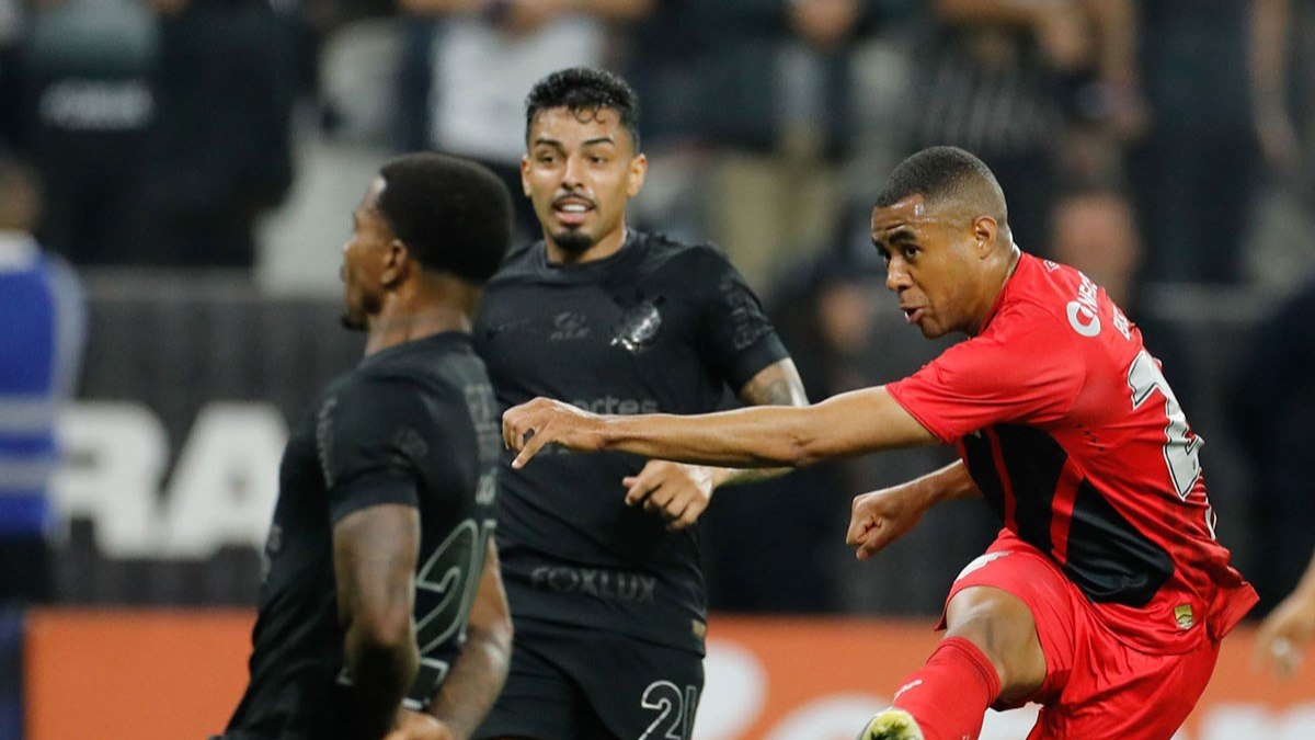 Corinthians bate Athletico-PR na Neo Química Arena