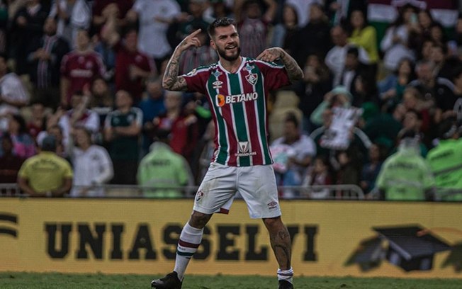 Após vitória do Fluminense, Nathan canta famosa música da torcida: 'Chega a arrepiar'