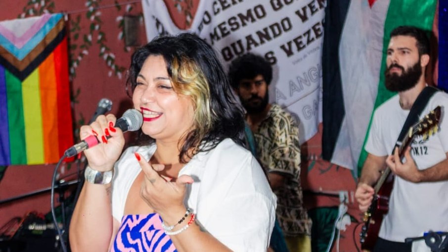 Claudia Manzo animando a festa