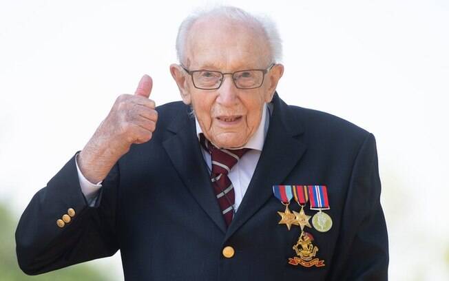 Veterano de guerra de 100 anos que arrecadou R$ 241 milhões para o serviço de saúde inglês morre de covid-19