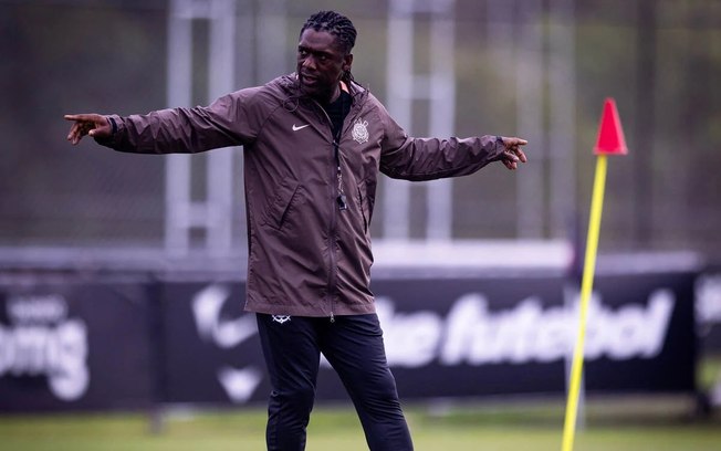 Seedorf durante treinamento do Corinthians neste domingo (18)