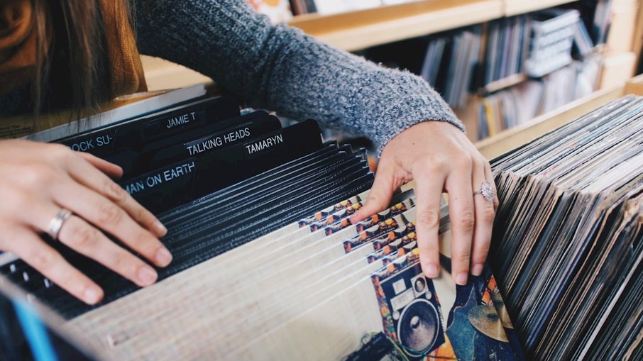 Jovens estão consumindo mais discos de vinil e K-7. Entenda Jovens estão consumindo mais discos de vinil e K-7. Entenda