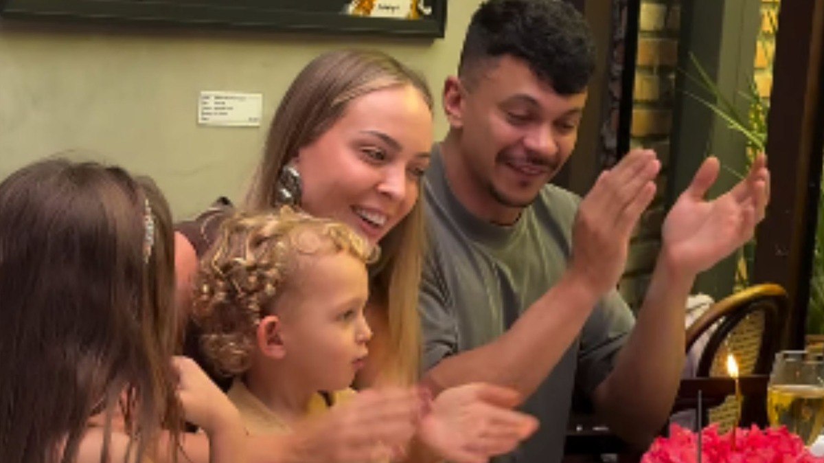 Ap%C3%B3s%20beij%C3%A3o%20em%20festa%2C%20J%C3%BAlio%20e%20Tata%20Estaniecki%20almo%C3%A7am%20juntos