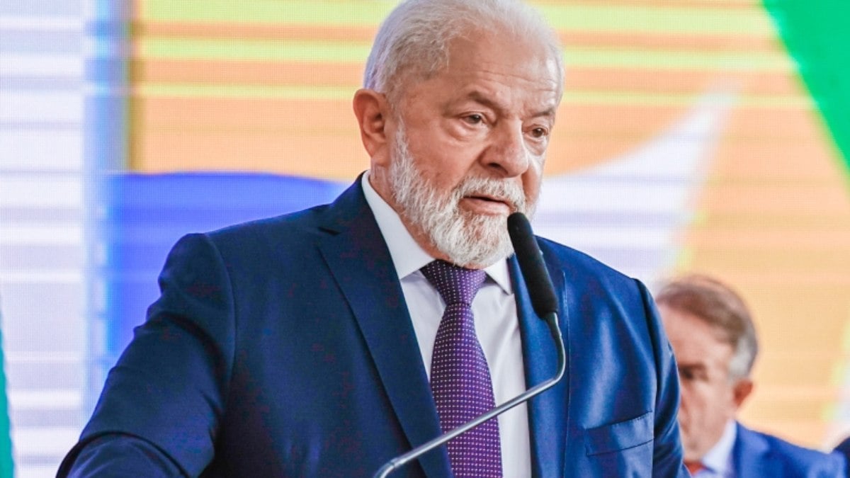 Lula disse que 'povo vai ter que aprender a gostar da democracia'