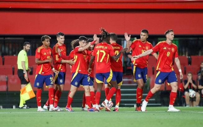 Jogadores da Espanha comemoram um dos gols da vitória sobre a Irlanda do Norte por 5 a 1 neste sábado, em Mallorca