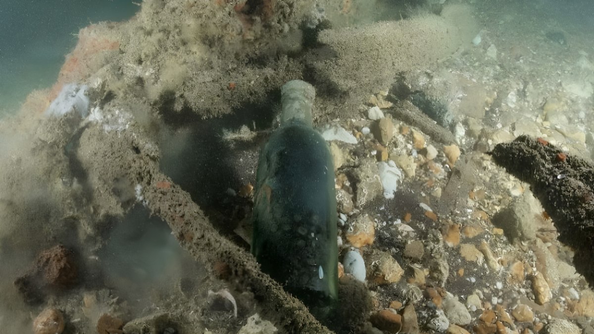 Cerveja Guinness de 162 anos encontrada em naufrágio no Canal da Mancha Cerveja Guinness de 162 anos encontrada em naufrágio no Canal da Mancha
