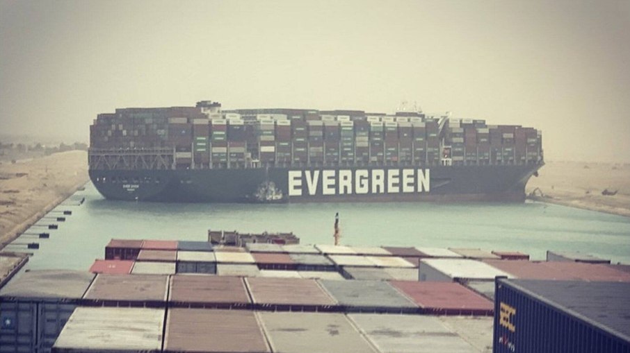 Navio Evergreen no Canal Suez, em 2021 Navio Evergreen no Canal Suez, em 2021