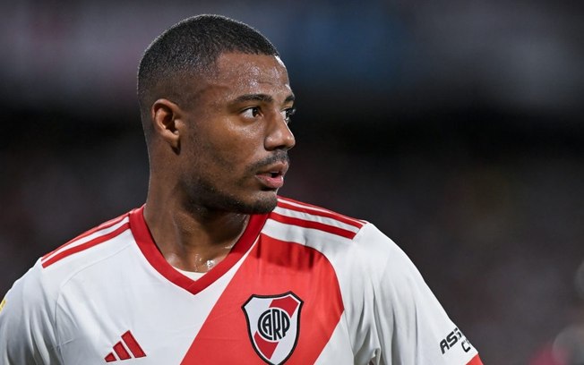 Técnico do River Plate indica saída de De La Cruz, alvo do Flamengo