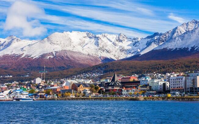 Ushuaia fica na Isla Grande de Tierra del Fuego, que divide a Argentina e o Chile, e atrai os turistas que gostam de neve
