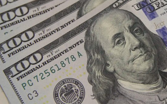 Dólar cai após pior tombo em 24 anos e Bolsa ensaia reação