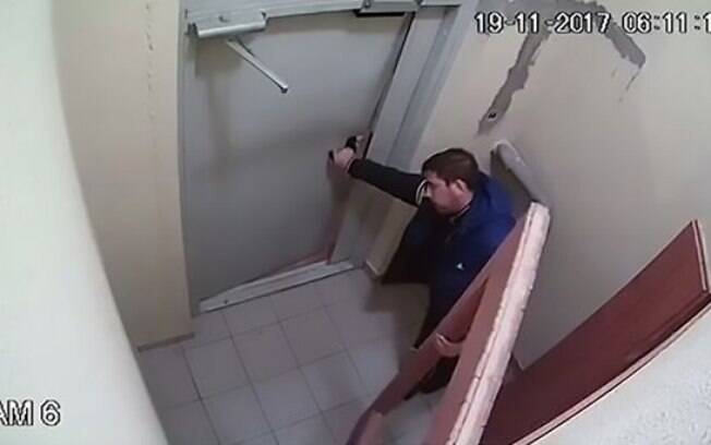 Você consegue acreditar que este russo, que estava muito bêbado, demorou três horas para abrir uma porta?