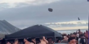 Briga política? "Guerra de chinelo" toma conta de praia