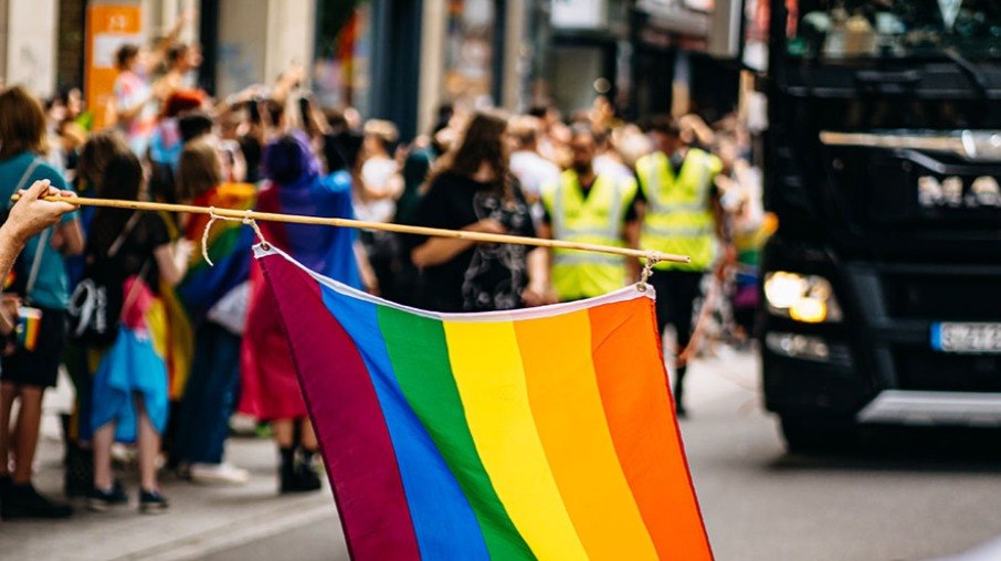 Manifestantes se organizam em prol da comunidade LGBTQIA+