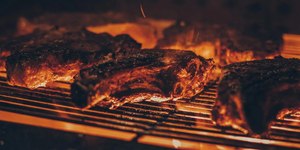 Costelinha BBQ. O churrasco dos USA, só que aqui, feito na grelha