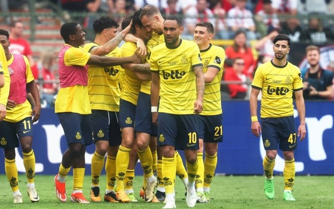 O zagueiro japonês do Union Saint-Gilloise, Koki Machida, comemora com seus companheiros após marcar o gol da vitória na final da Copa da Bélgica contra o Royal Antwerp, no Estádio Rei Balduíno, em Bruxelas, em 9 de maio de 2024.