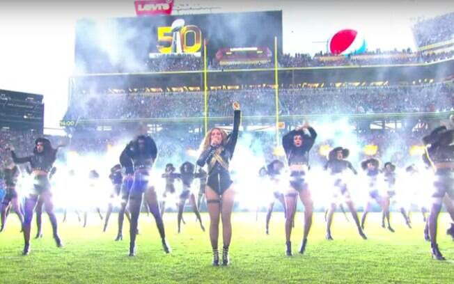 Inspirada no figurino de MIchael Jackson, Beyoncé deixou seu recado no Super Bowl de 2016